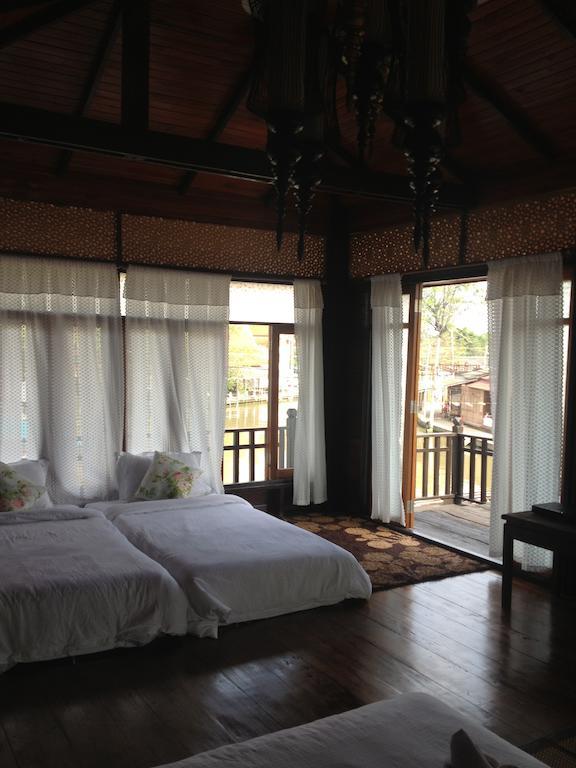 At Casa Guesthouse Ампхава Номер фото