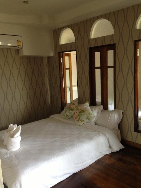 At Casa Guesthouse Ампхава Экстерьер фото