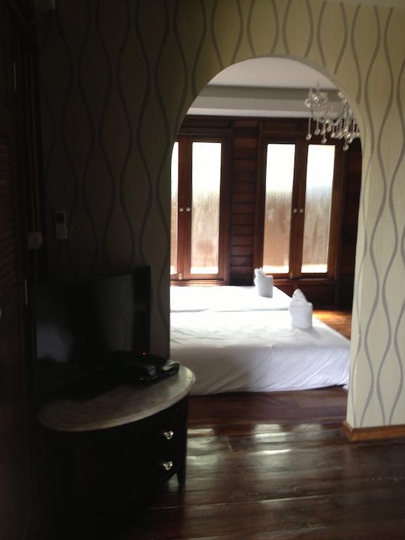 At Casa Guesthouse Ампхава Экстерьер фото
