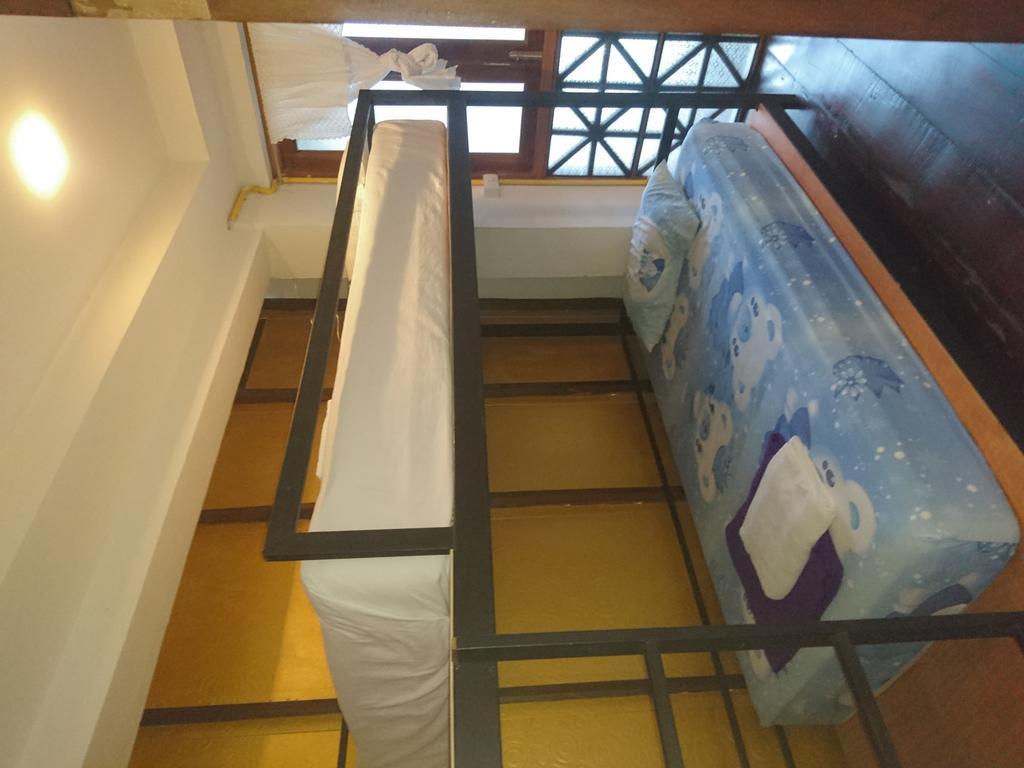 At Casa Guesthouse Ампхава Экстерьер фото
