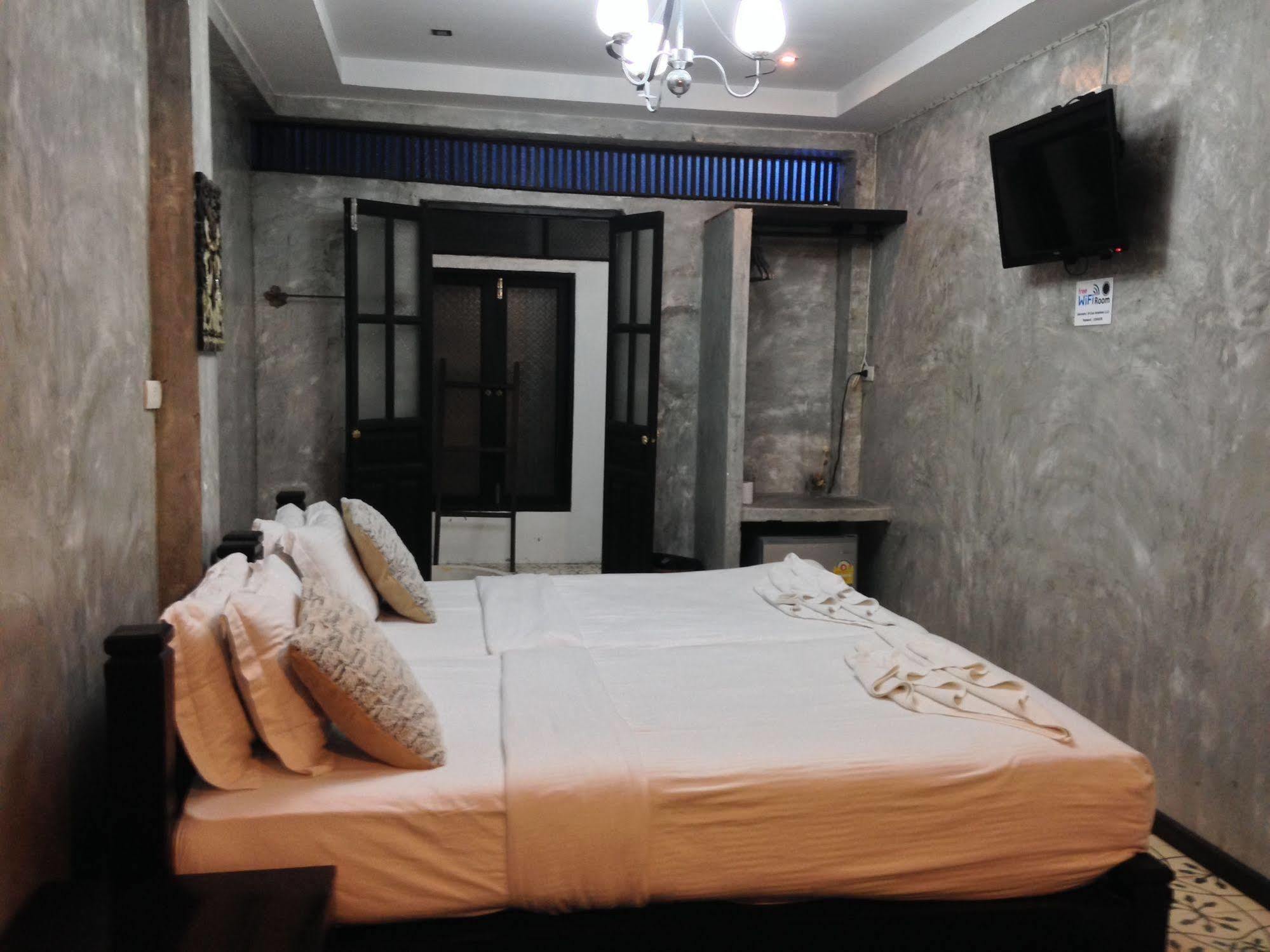 At Casa Guesthouse Ампхава Экстерьер фото