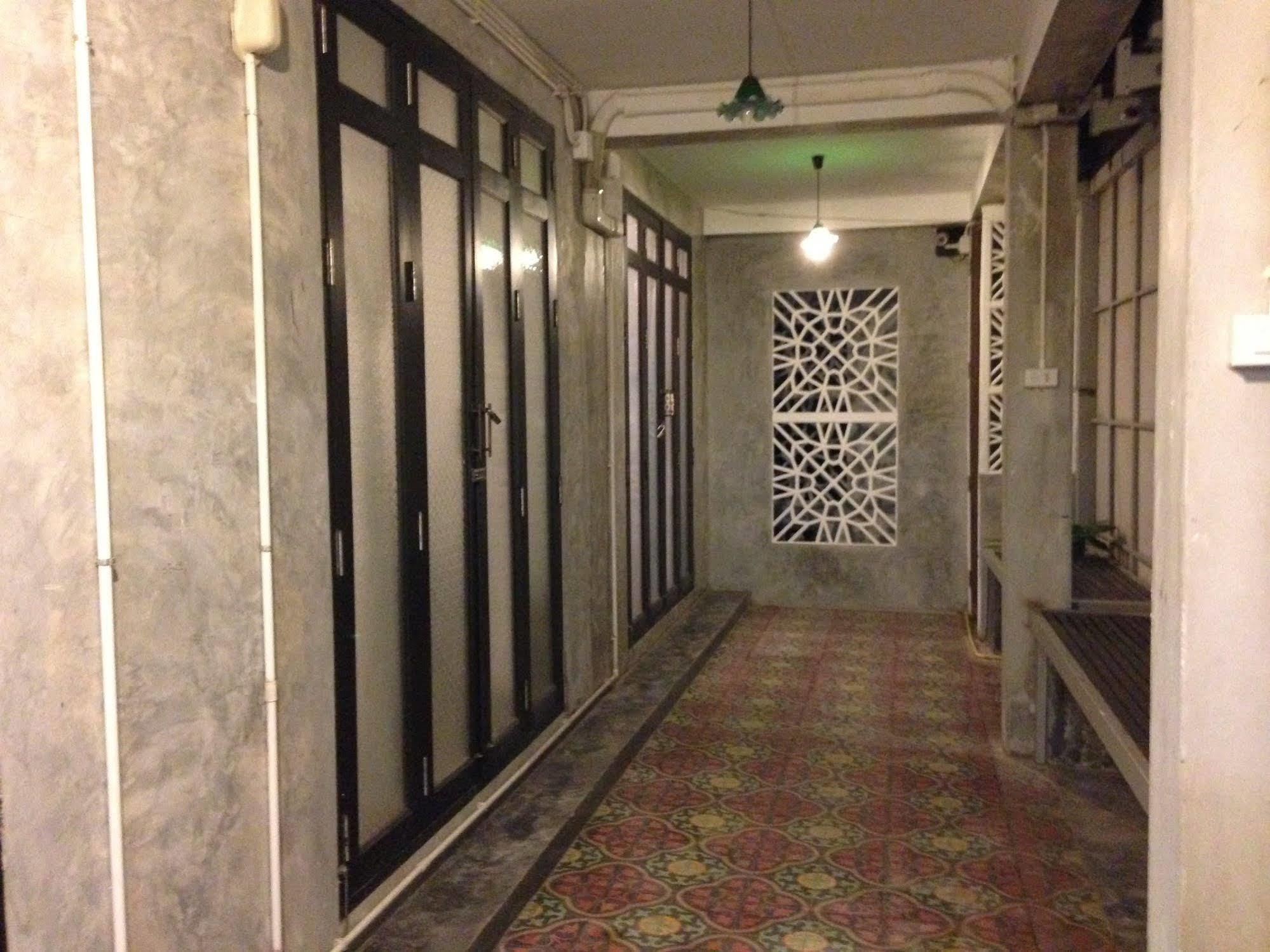 At Casa Guesthouse Ампхава Экстерьер фото