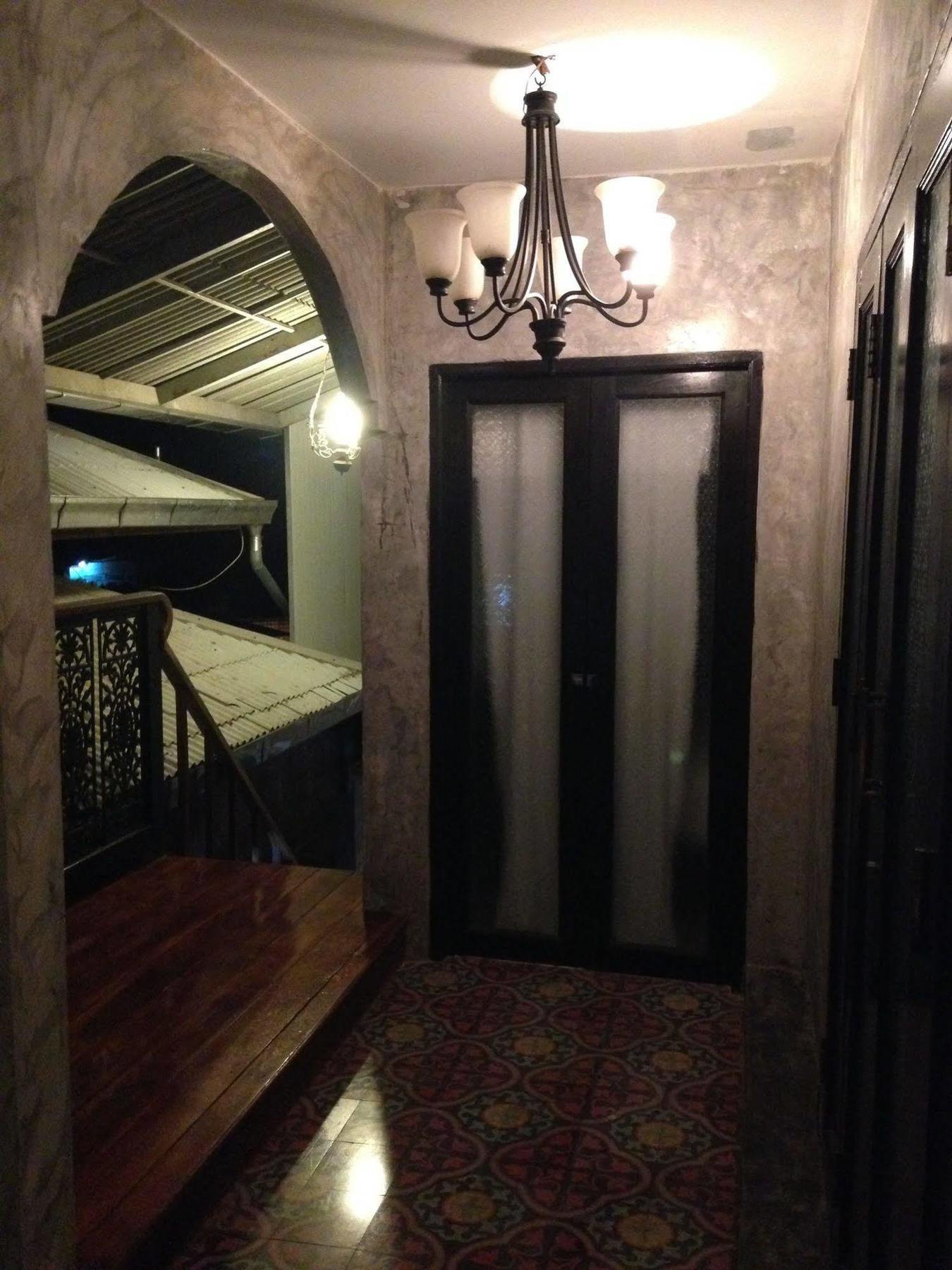 At Casa Guesthouse Ампхава Экстерьер фото